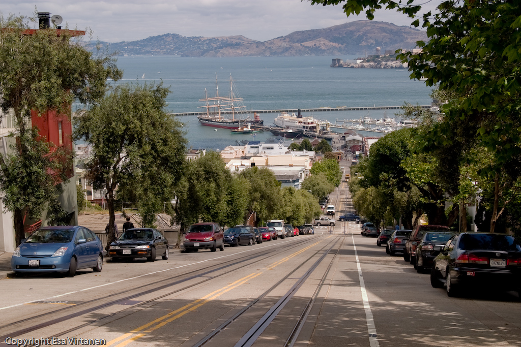 San Francisco: a hybrid car, cable car, tourist attractions, Alcatraz.